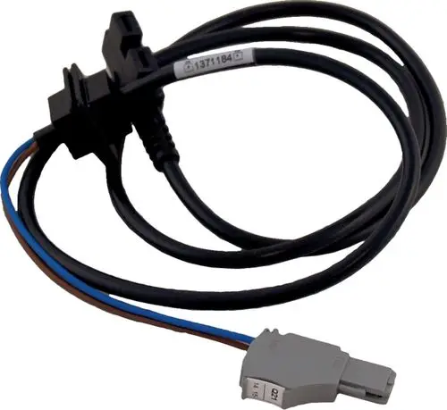 Kabel mit zwei schwarzen Steckeranschlüssen und einem grauen Stecker, geeignet für die Verwendung in Wolf Heizsystemen, vermutlich für ein Umschaltventil.